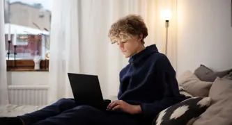 Tonåring Sitter Vid Datorn