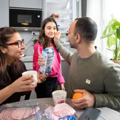 Familj som äter frukost