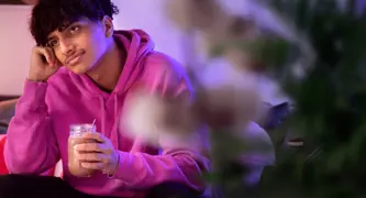 Beskuren Ungdom Dricker Oboy I Soffa