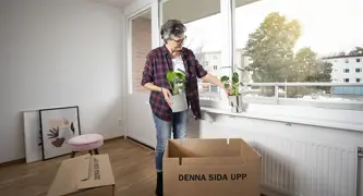 Kvinna Flyttlåda